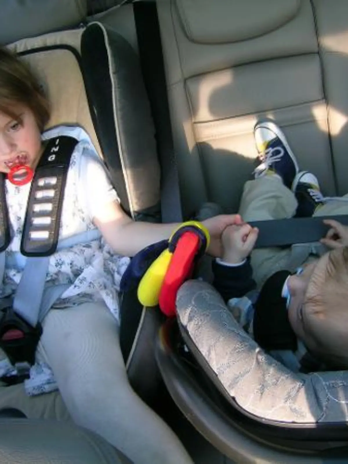Jedes der beiden Kinder hat einen altersgerechten Kindersitz im Auto, aufgenommen in Hamburg am 01.05.2007. So kann die Familie beruhigt die Fahrt antreten. Foto: Michael Baumgart  +++(c) dpa - Report+++