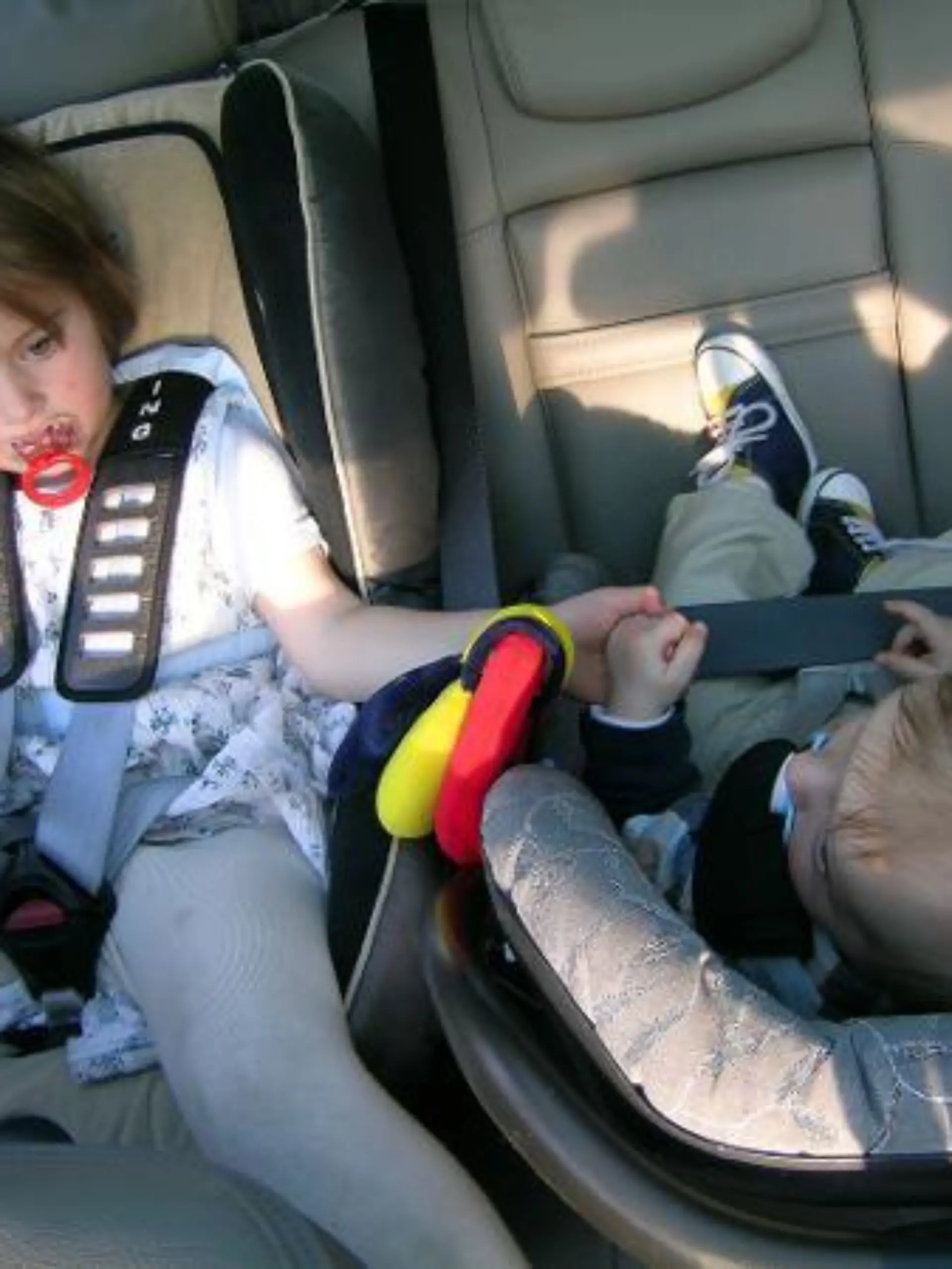 Jedes der beiden Kinder hat einen altersgerechten Kindersitz im Auto, aufgenommen in Hamburg am 01.05.2007. So kann die Familie beruhigt die Fahrt antreten. Foto: Michael Baumgart  +++(c) dpa - Report+++