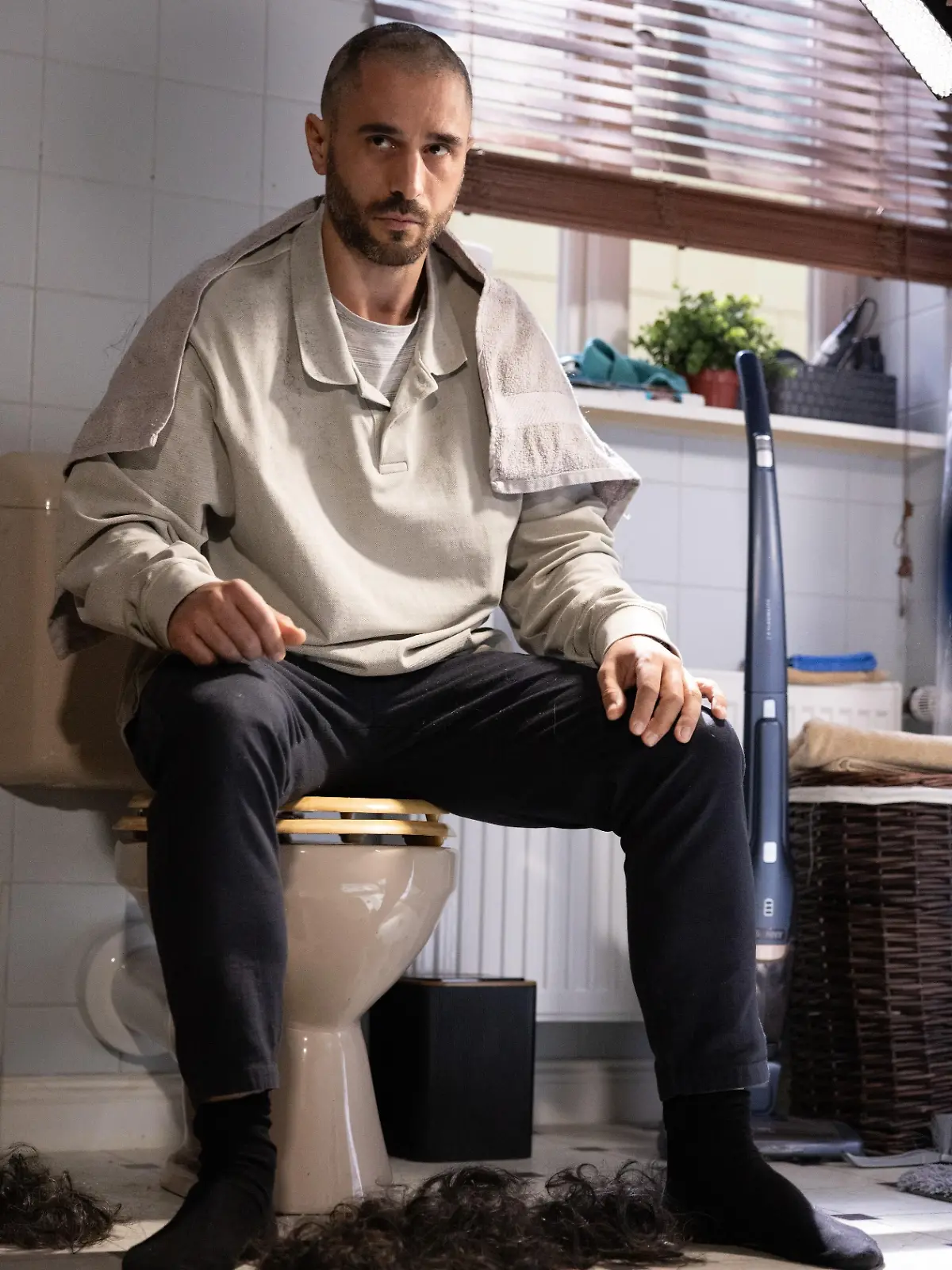 Emily (Anne Menden) gibt Tobias (Jan Kittmann) die Kraft, sich der Krankheit zu stellen. Mit ihr an seiner Seite findet er den Mut, und sie ist es schließlich, die ihm die Haare abschneidet.