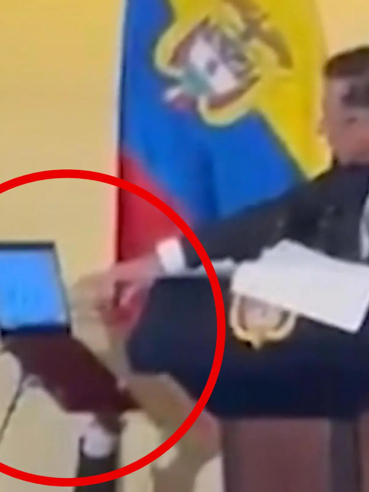 Bild zu: "Laptop-Gate im Parlament! Präsident nutzt Assistenten als Tisch – zwei Stunden lang!"
