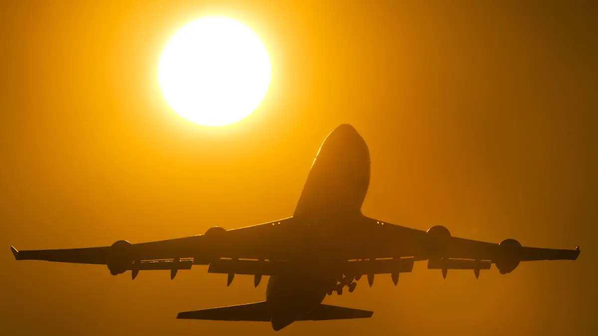 ILLUSTRATION - ARCHIV - Ein Flugzeug startet am 09.03.2013 vom Flughafen Frankfurt (Hessen) in den Sonnenuntergang. Foto: Daniel Reinhardt/dpa (zu dpa "Trotz Pilotenstreiks: Mehr Passagiere starten von deutschen Flughäfen" vom 27.05.2015) +++(c) dpa - Bildfunk+++