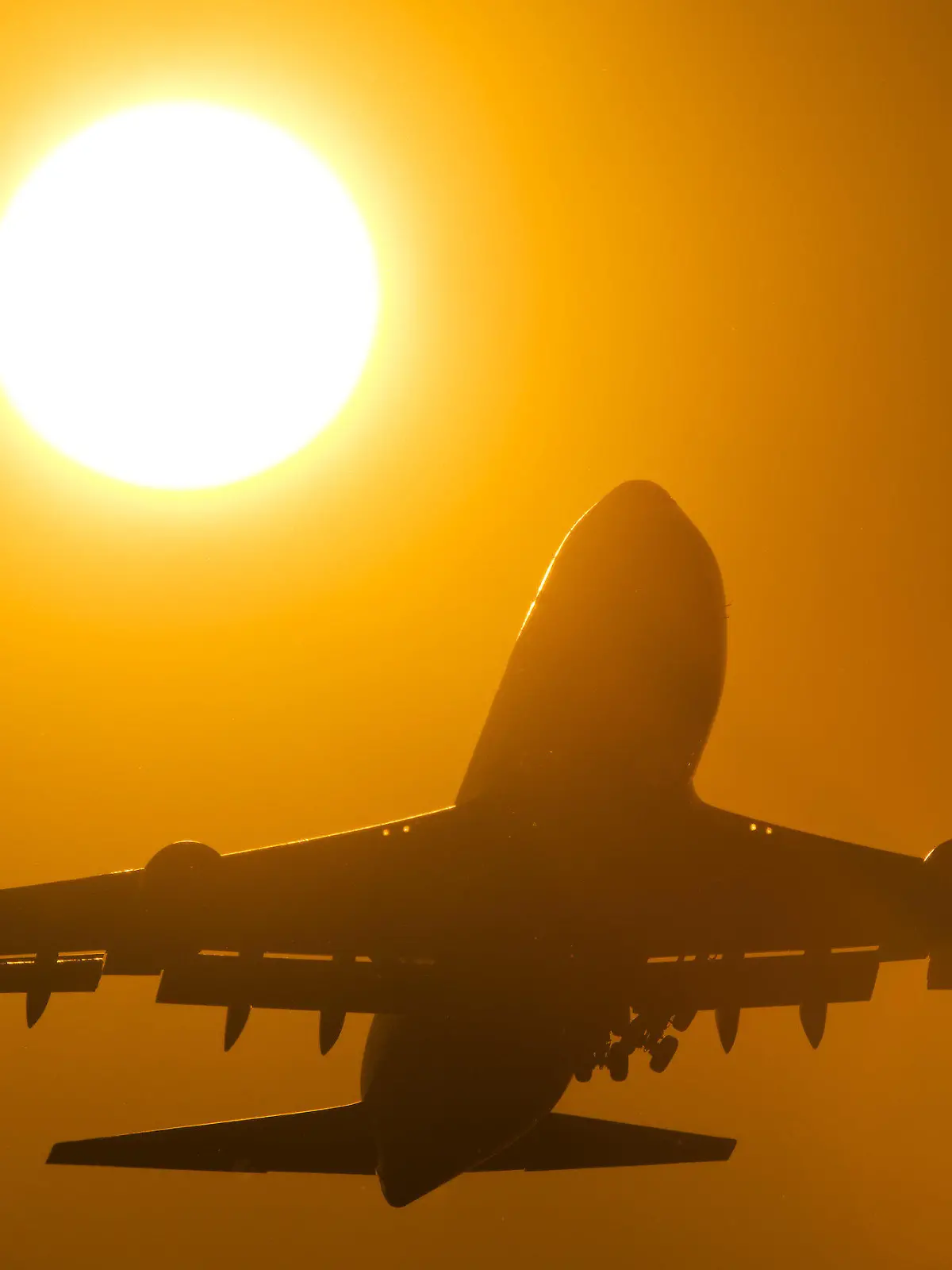 ILLUSTRATION - ARCHIV - Ein Flugzeug startet am 09.03.2013 vom Flughafen Frankfurt (Hessen) in den Sonnenuntergang.    Foto: Daniel Reinhardt/dpa   (zu dpa "Trotz Pilotenstreiks: Mehr Passagiere starten von deutschen Flughäfen" vom 27.05.2015) +++(c) dpa - Bildfunk+++