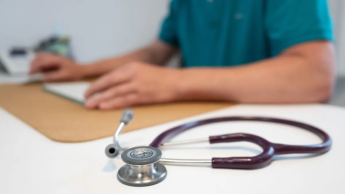 Eine Studie der Uni Würzburg zeigt, dass Ärzte, die in ihrer Arbeit Künstliche Intelligenz verwenden, von Patienten schlechter eingeschätzt werden. (Symbolbild)