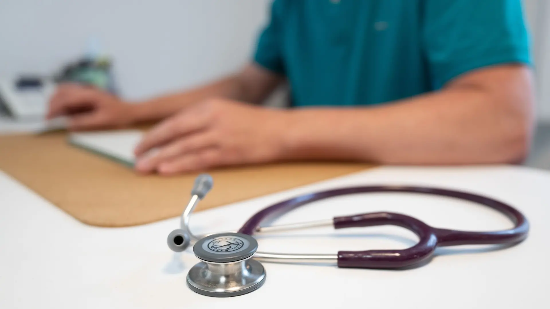Eine Studie der Uni Würzburg zeigt, dass Ärzte, die in ihrer Arbeit Künstliche Intelligenz verwenden, von Patienten schlechter eingeschätzt werden. (Symbolbild)
