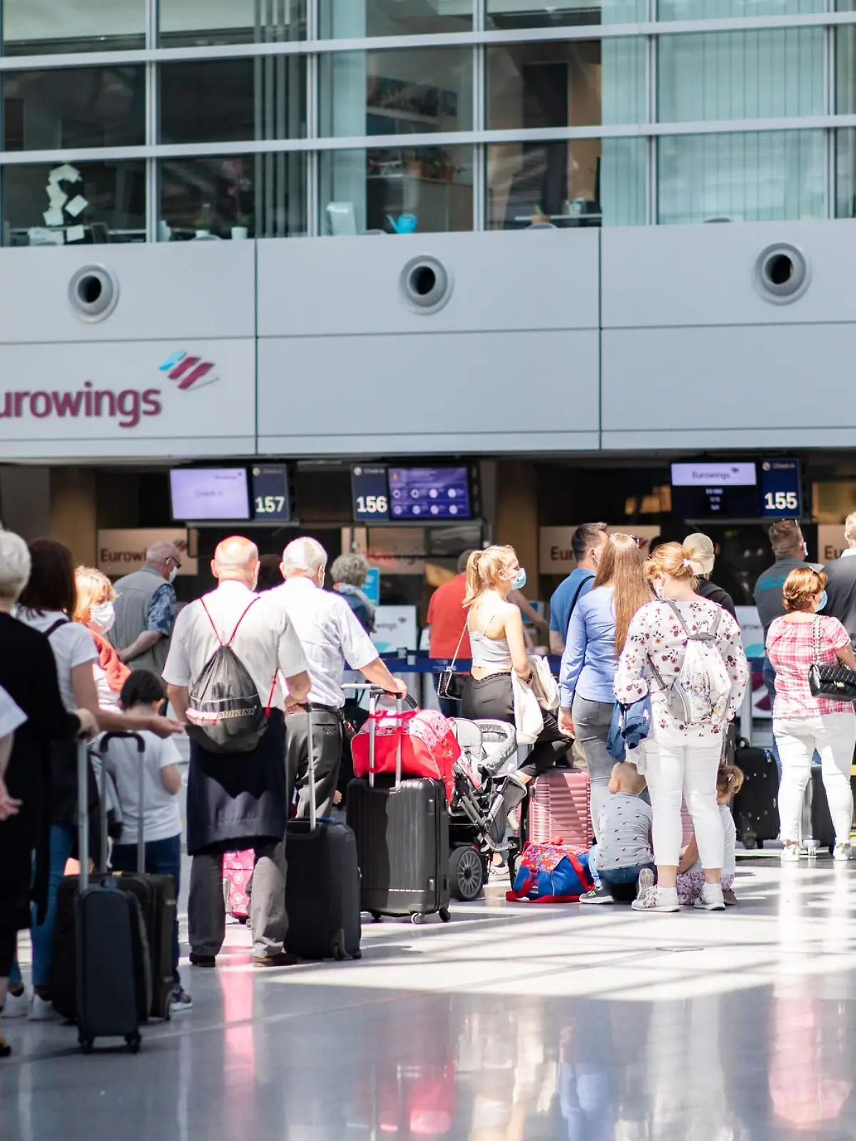 Bild zu: "Warteschlangen durch Sicherheitslücken am Flughafen Düsseldorf"
