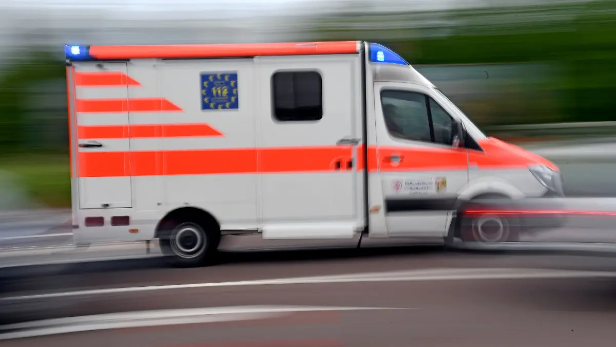 Der Fahrer eines Krankentransporters hat in der Hauptstadt mehrere Unfälle verursacht. Drei Menschen sind dabei verletzt worden.