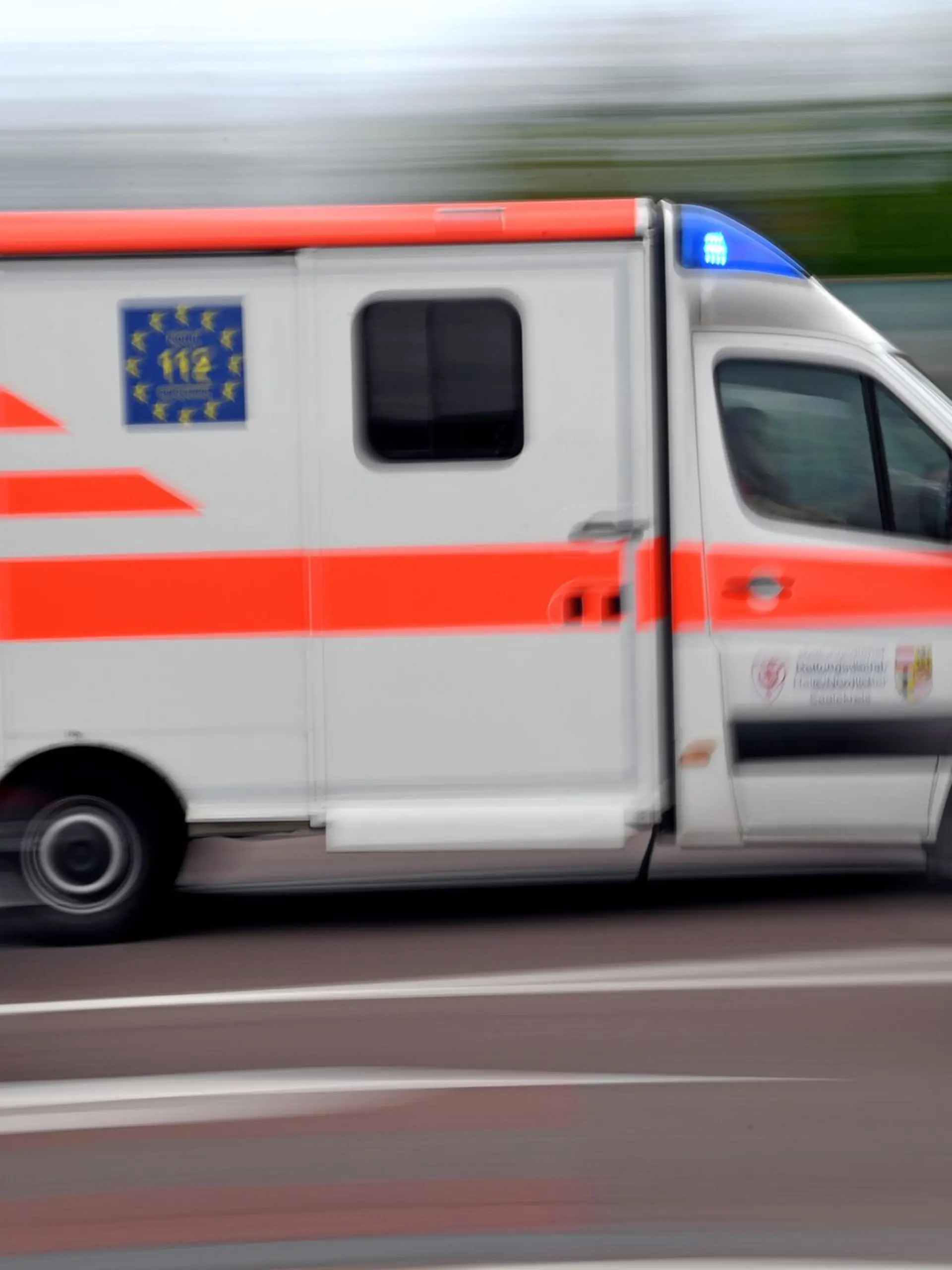 Der Fahrer eines Krankentransporters hat in der Hauptstadt mehrere Unfälle verursacht. Drei Menschen sind dabei verletzt worden.