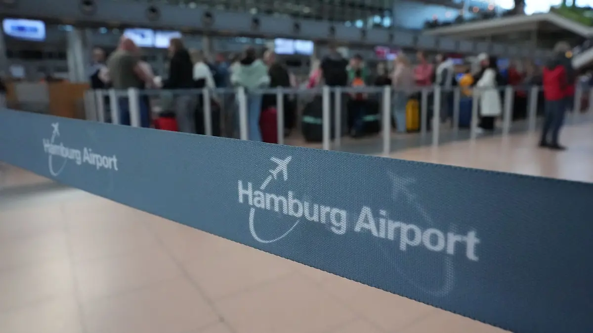 Zum Ferienstart läuft der Betrieb am Hamburger Flughafen reibungslos – auf A1 und A7 stehen Autofahrer im Stau. (Symbolbild)