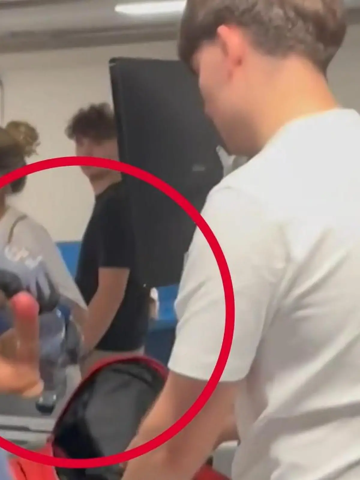 Bild zu: "Dildo an Bord – dieser Airport-Check bringt nicht nur den Scanner zum Glühen"