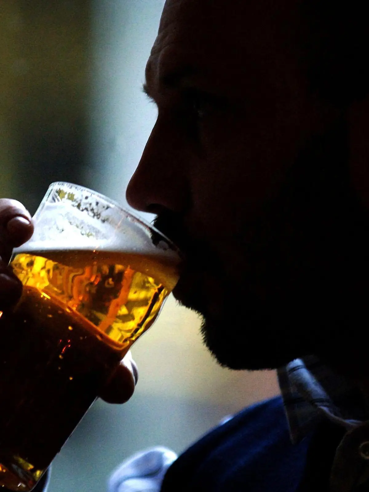 Ein Mann trinkt ein Glas Bier