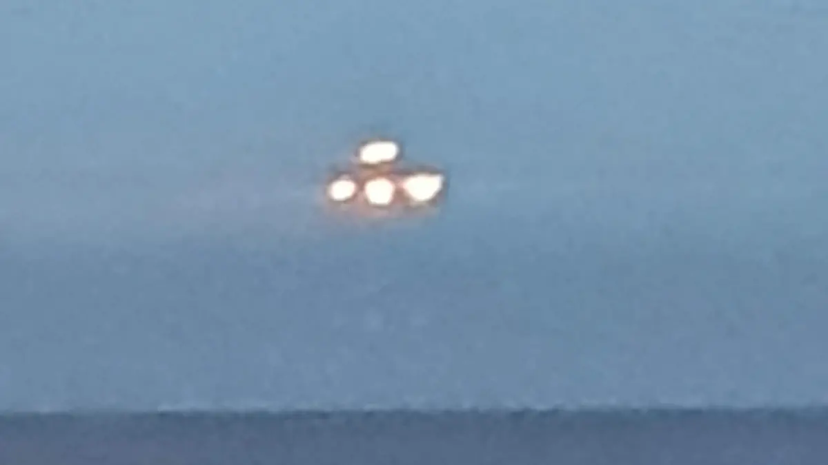 SONDERKONDITIONEN: Satzpreis!
This is the moment student captures large UFO hovering "for ten seconds" over Devon seafront Matthew Evans, 36, spotted the bright unidentified object while peeping out of his top-floor flat window last week. Matthew, from Tidmouth, Devon, said: "I couldn't help but see it. "It wasn't moving like a plane would. See SWNS story SRBRufo;