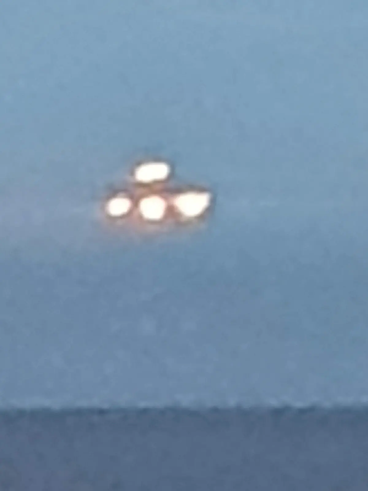 SONDERKONDITIONEN: Satzpreis!
This is the moment student captures large UFO hovering "for ten seconds" over Devon seafront Matthew Evans, 36, spotted the bright unidentified object while peeping out of his top-floor flat window last week. Matthew, from Tidmouth, Devon, said: "I couldn't help but see it. "It wasn't moving like a plane would. See SWNS story SRBRufo; 