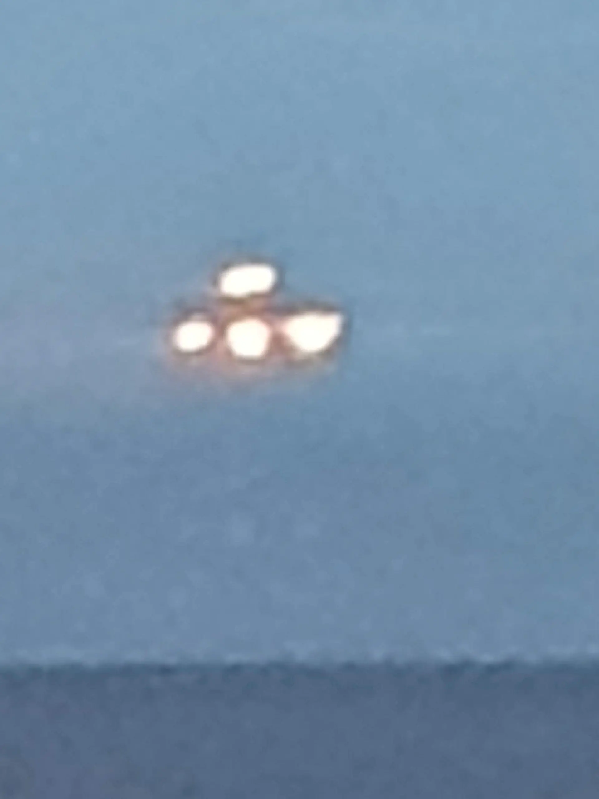 SONDERKONDITIONEN: Satzpreis!
This is the moment student captures large UFO hovering "for ten seconds" over Devon seafront Matthew Evans, 36, spotted the bright unidentified object while peeping out of his top-floor flat window last week. Matthew, from Tidmouth, Devon, said: "I couldn't help but see it. "It wasn't moving like a plane would. See SWNS story SRBRufo; 