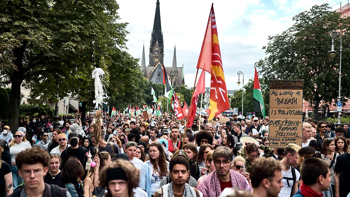 Polizei löst die Demonstration auf.