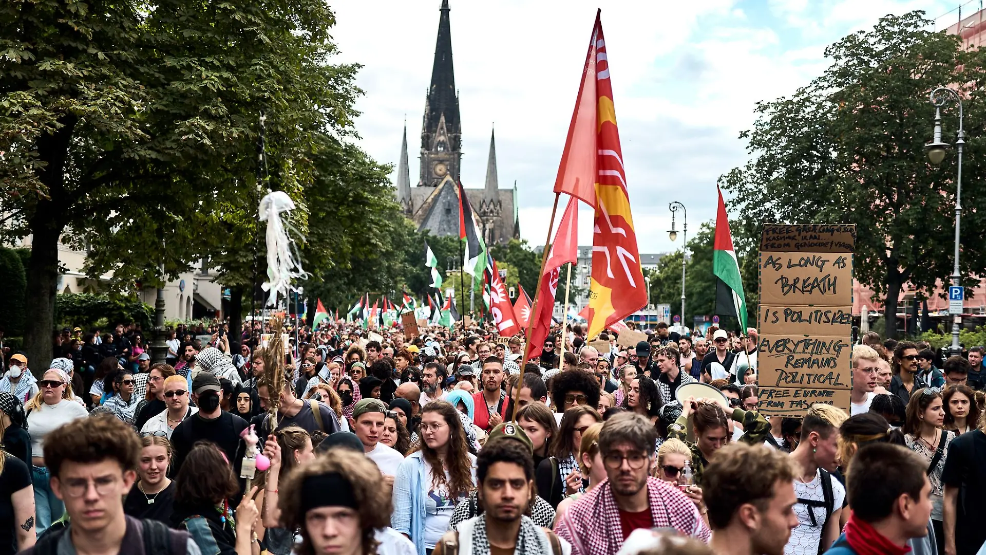 Polizei löst die Demonstration auf.