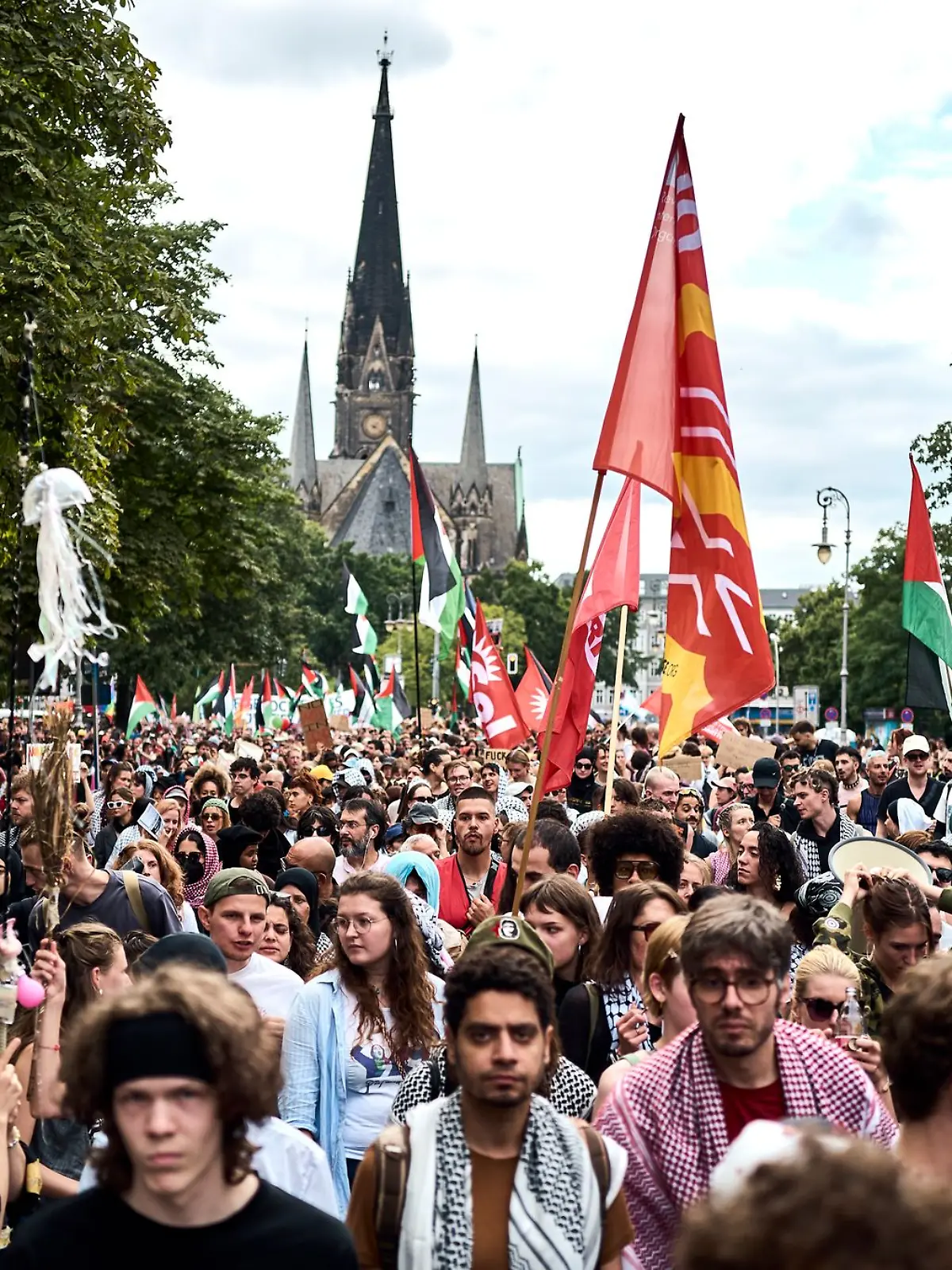 Bild zu: "Polizei löst Queer Pride in Berlin auf und nimmt Demonstranten fest
"