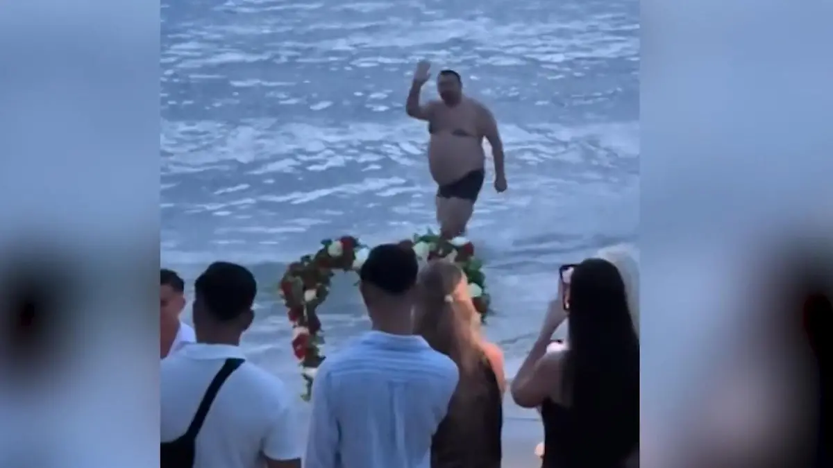 Ja, er will – den Moment crashen! Fast nackt platzt Schwimmer in Antrag Wer taucht denn da im Hintergrund auf?