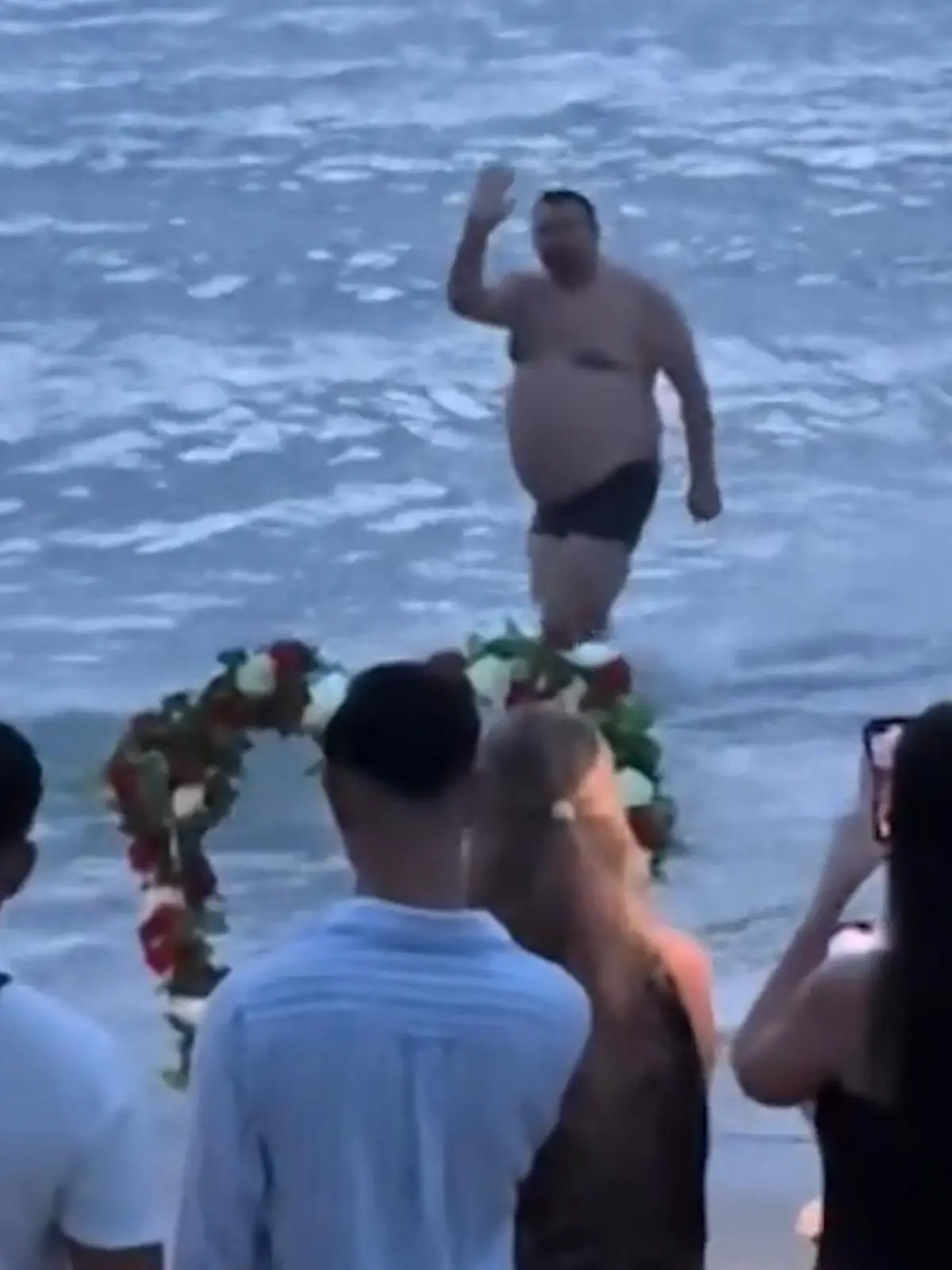 Romantik-Crasher! Fast nackt platzt Schwimmer in Antrag