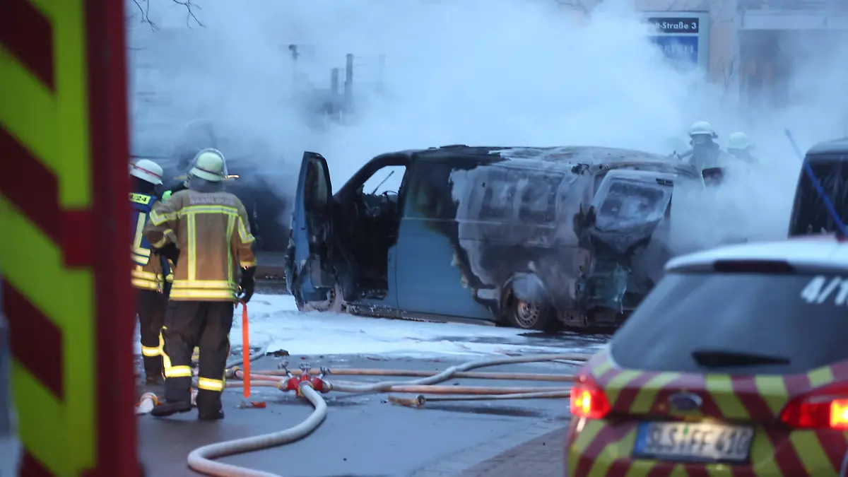 Überfall auf einen Geldtransporter am Freitag 13.01.2023 im Saarlouiser Stadtteil Picard. Gegen acht Uhr gehen Notrufe bei der Polizei ein, die brennende Autos und Schüsse in der Neue-Welt-Straße meldeten. Vor Ort brannte ein Geldtransporter. Die Polizei ermittelt. *** Robbery of a money transporter on Friday 13 01 2023 in the Saarlouis district of Picard Around eight oclock, emergency calls are received by the police, who reported burning cars and shots in the Neue Welt Street On site, a money transporter was on fire The police are investigating bub