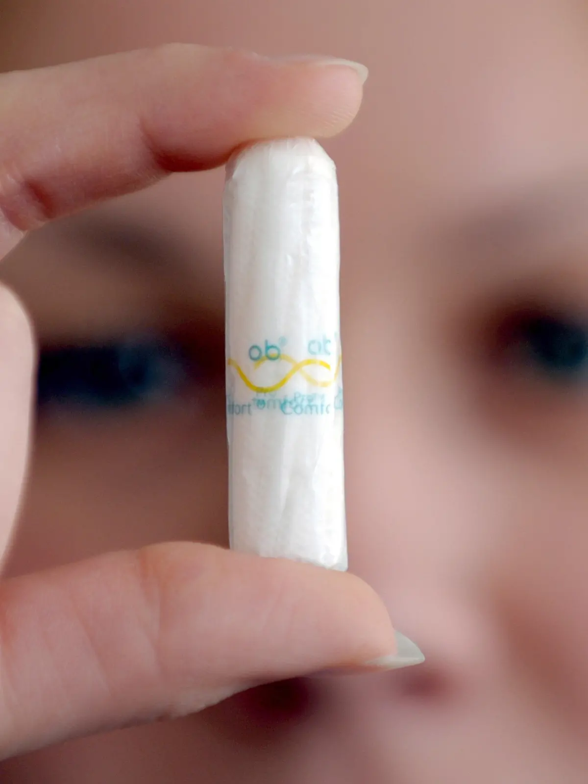 Eine junge Frau hält am Mittwoch (31.03.2010) in Düsseldorf ein Tampon in der Hand. Schafswolle, Blätter, Gräser oder Stoffreste: Mit vielem haben Frauen im gebärfähigen Alter experimentiert, bevor der amerikanische Arzt Earle Cleveland Haas 1931 das Patent für den Tampon beantragte. Der längliche Pfropf aus gepresster Watte war die lange ersehnte Lösung für ein Jahrtausende altes Problem. Im März 1950 - vor 60 Jahren - wurden auch in Deutschland die ersten Tampons verkauft: eine Zehner-Packung für 95 Pfennige. Foto: Federico Gambarini dpa/lnw (zu dpa-KORR:" Wuppertaler Watte - Vor 60 Jahren kam der Tampon nach Deutschland" vom 31.03.2010)  +++(c) dpa - Bildfunk+++