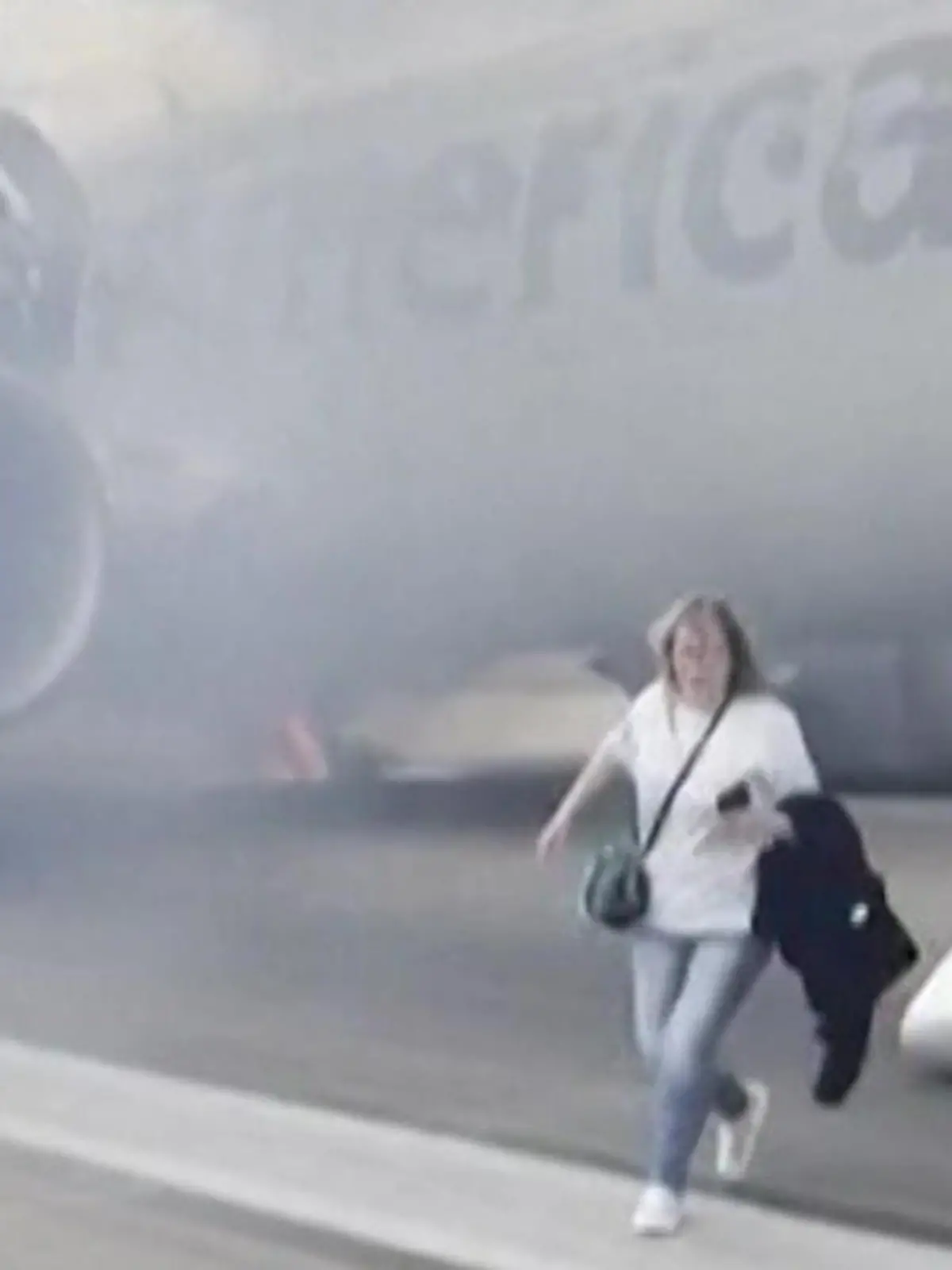 Schock auf dem Rollfeld! Passagiere fliehen aus qualmendem Flugzeug