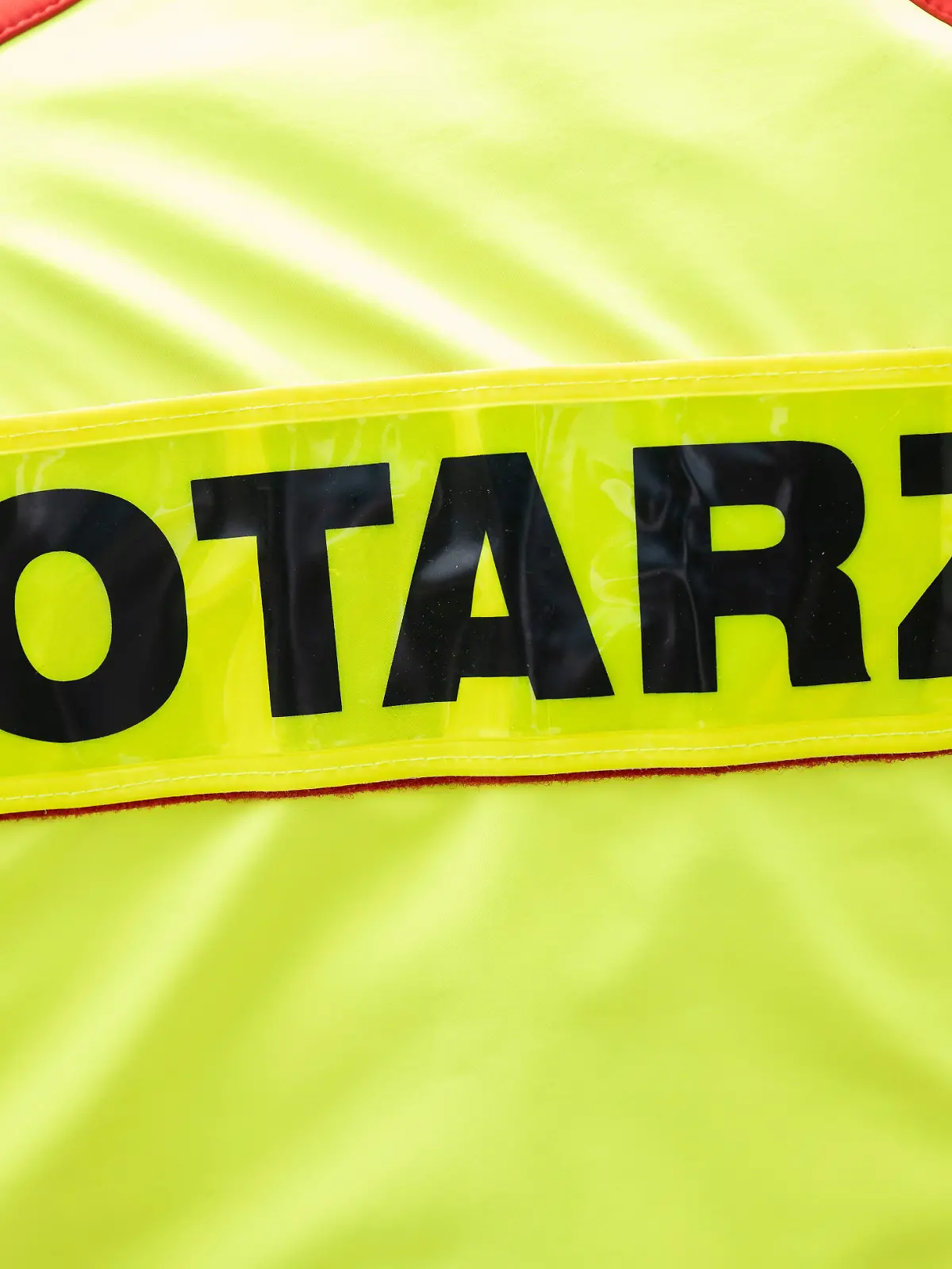 Zwei Urlauber stürzen von Balkon drei Meter in die Tiefe