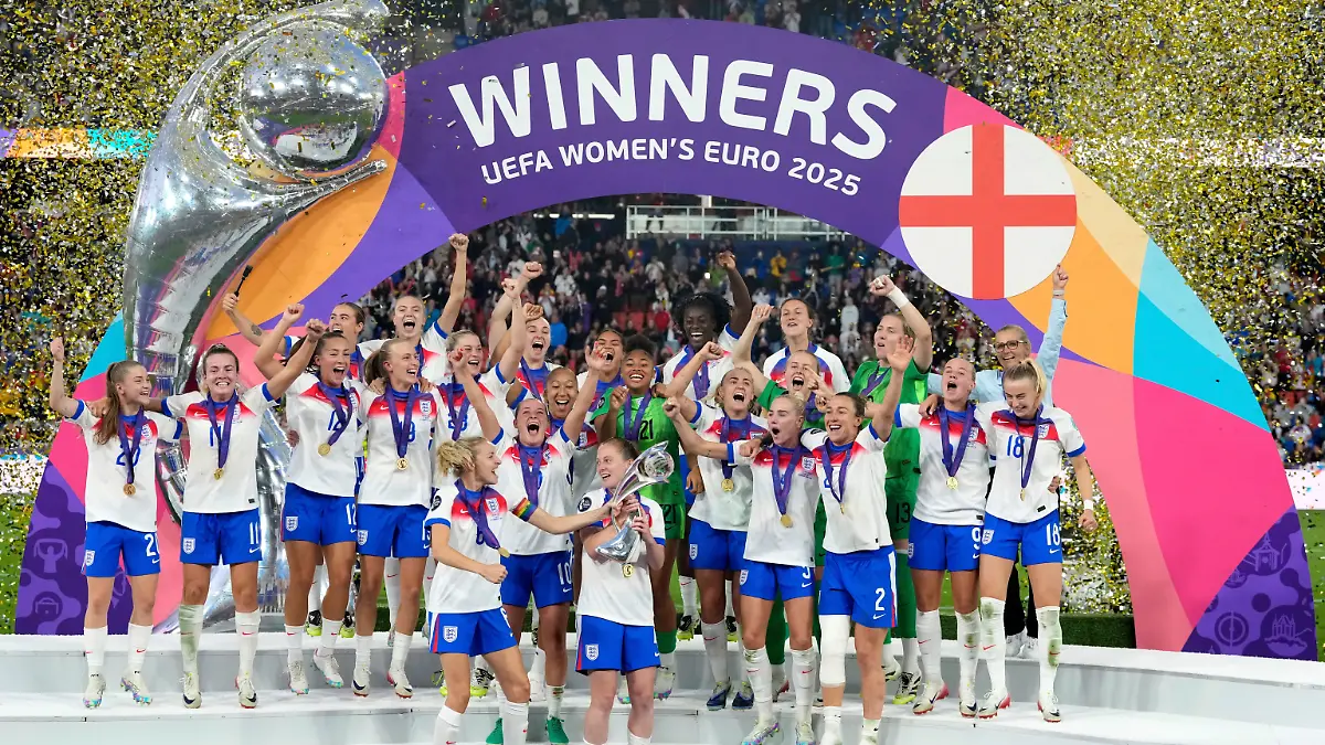 Die Engländerinnen feiern den EM-Triumph