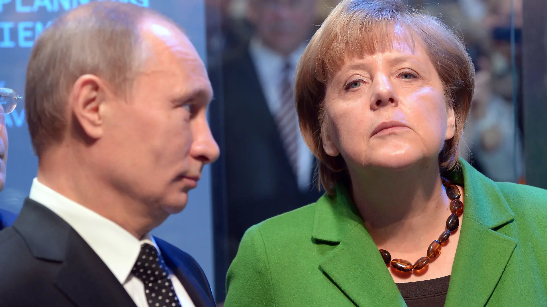 ARCHIV - Bundeskanzlerin Angela Merkel (CDU) und Russlands Staatspräsident Wladimir Putin stehen am 08.04.2013 in Hannover (Niedersachsen) beim Eröffnungsrundgang der Hannover Messe am Stand von Siemens. Merkel hat Russland in der Krim-Krise vor weitreichenden Konsequenzen gewarnt und in ihrer Regierungserklärung im Bundestag am Donnerstag (13.03.2014) mit internationaler Isolierung gedroht. Foto: Peter Steffen/dpa +++(c) dpa - Bildfunk+++