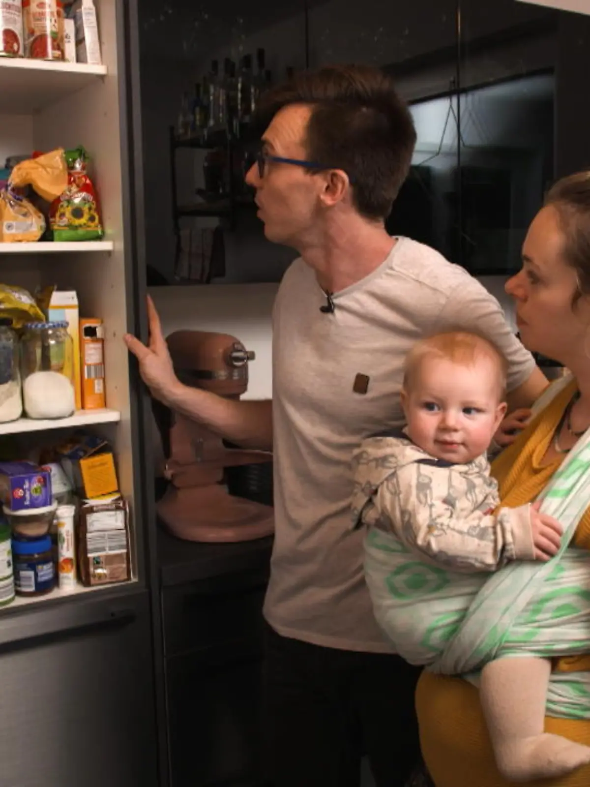 Es ist ein Phänomen, das wirklich jeder aus dem eigenen Haushalt kennt: Eigentlich sieht's ordentlich aus, aber wehe, die Kruschelschublade und der Brotboxen-Schrank werden geöffnet. Da herrscht dann einfach nur das pure Chaos. Im Internet gibt’s Tricks, wie man da wieder Ordnung reinbekommt. RTL-Reporterinnen Luisa Junker und Kathrin Ebeling haben die getestet - ob die Tricks hilfreich sind, sehen Sie im Video.