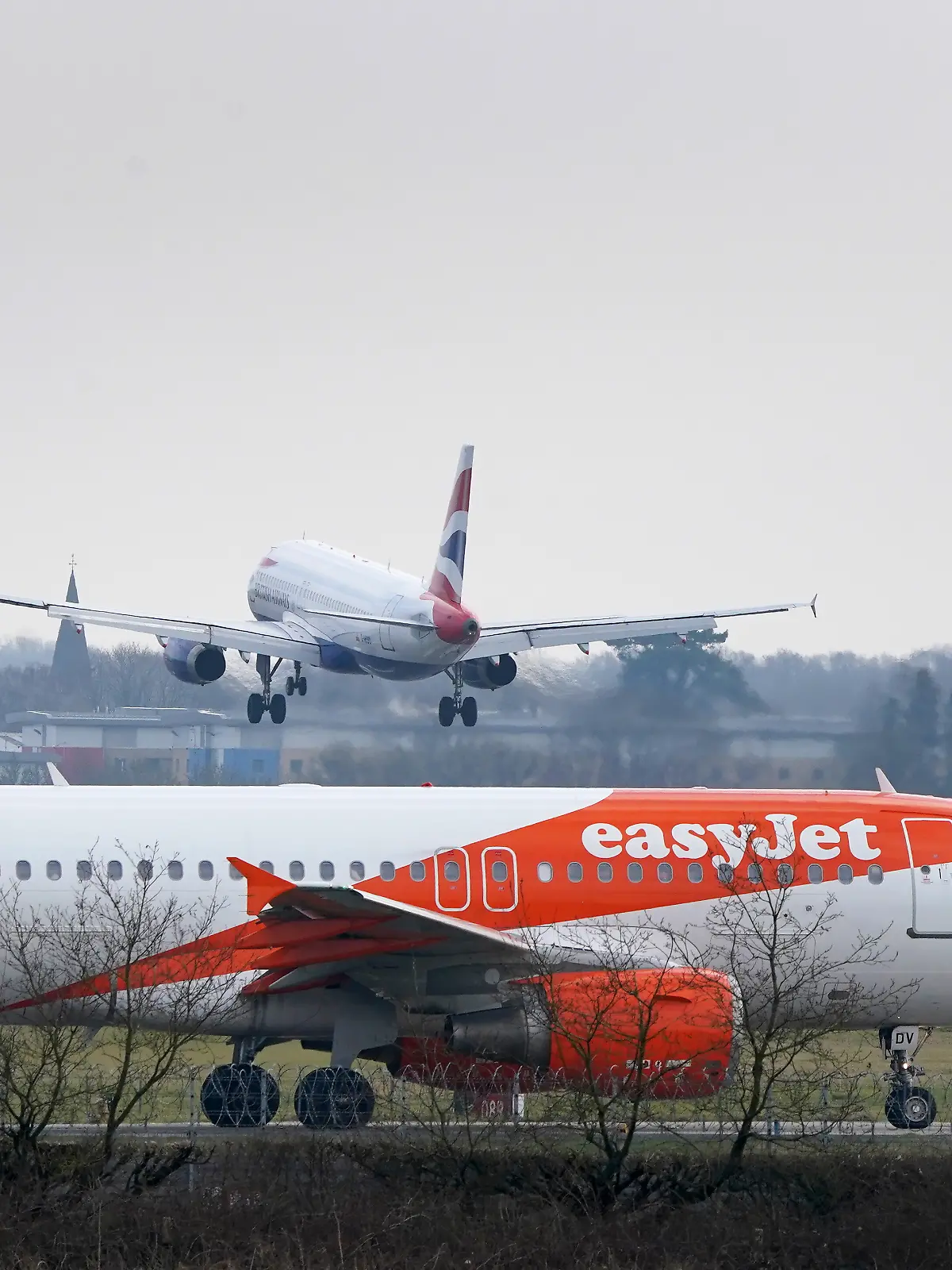 Bild zu: "Mann schreit im Flugzeug „Allahu akbar“ und wird festgenommen"