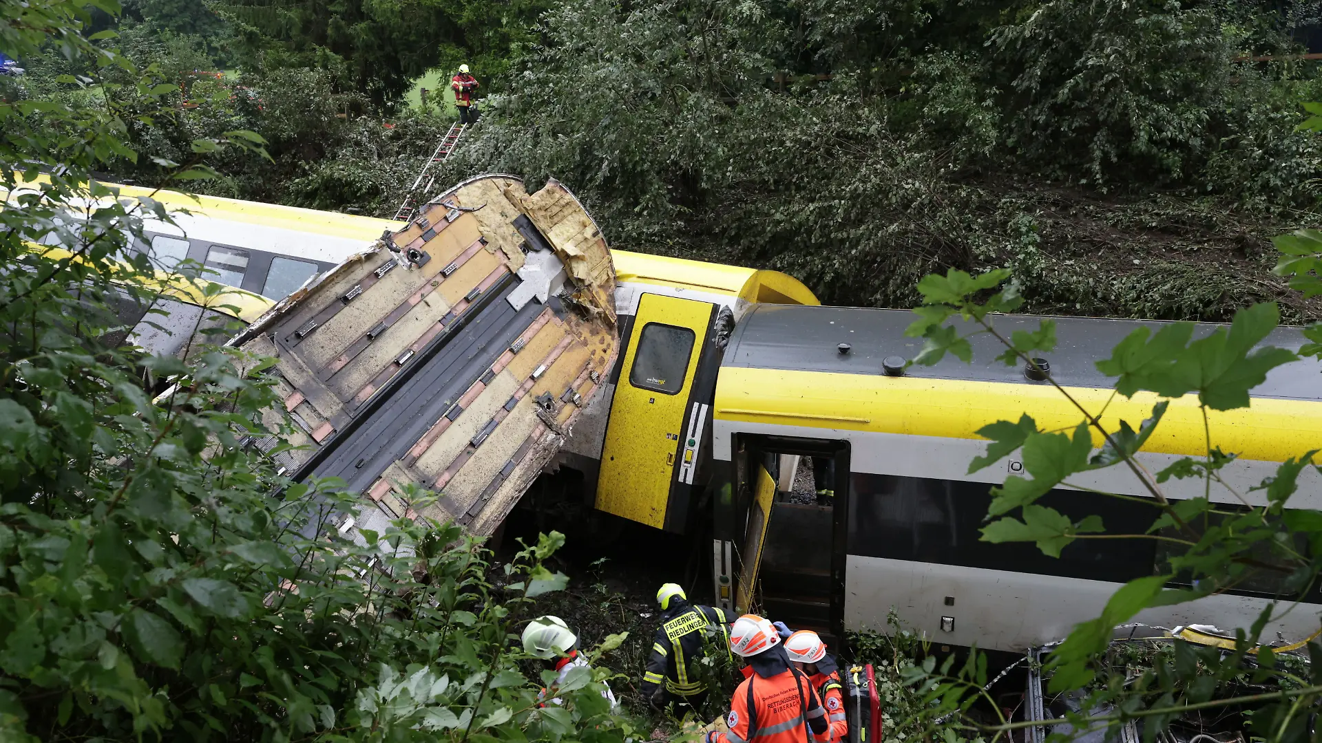 27.07.2025, Baden-Württemberg, Riedlingen: Rettungskräfte suchen in einem entgleisten Zug nach Fahrgästen. Der Personenzug ist im Kreis Biberach zwischen den Ortsteilen Zwiefaltendorf und Zell entgleist.