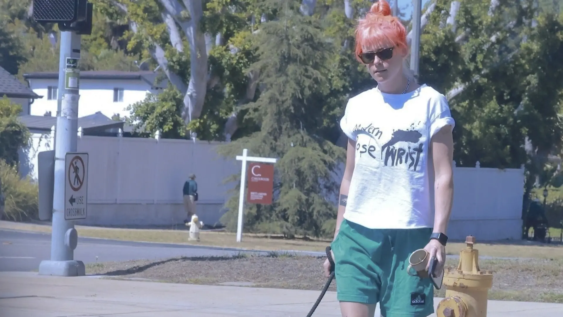 Kristen Stewart mit neuem Look beim Hunde-Spaziergang