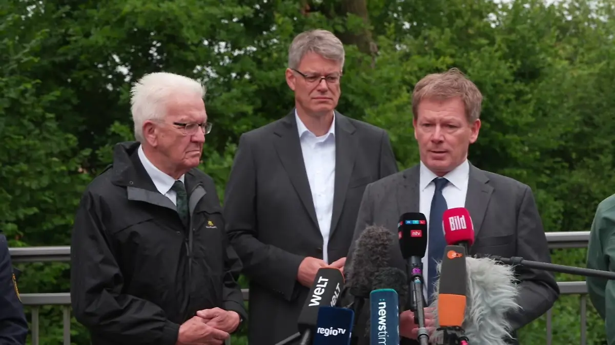 Bahnchef Richard Lutz (rechts) spricht bei seinem Statement an der Unglücksstelle die Stimme weg. Der Manager ringt sichtlich um Fassung.