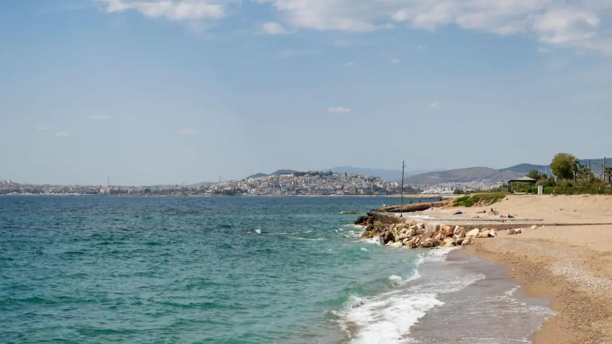 Passanten finden das tote Mädchen in Palaio Faliro, in der Nähe von Athen. 