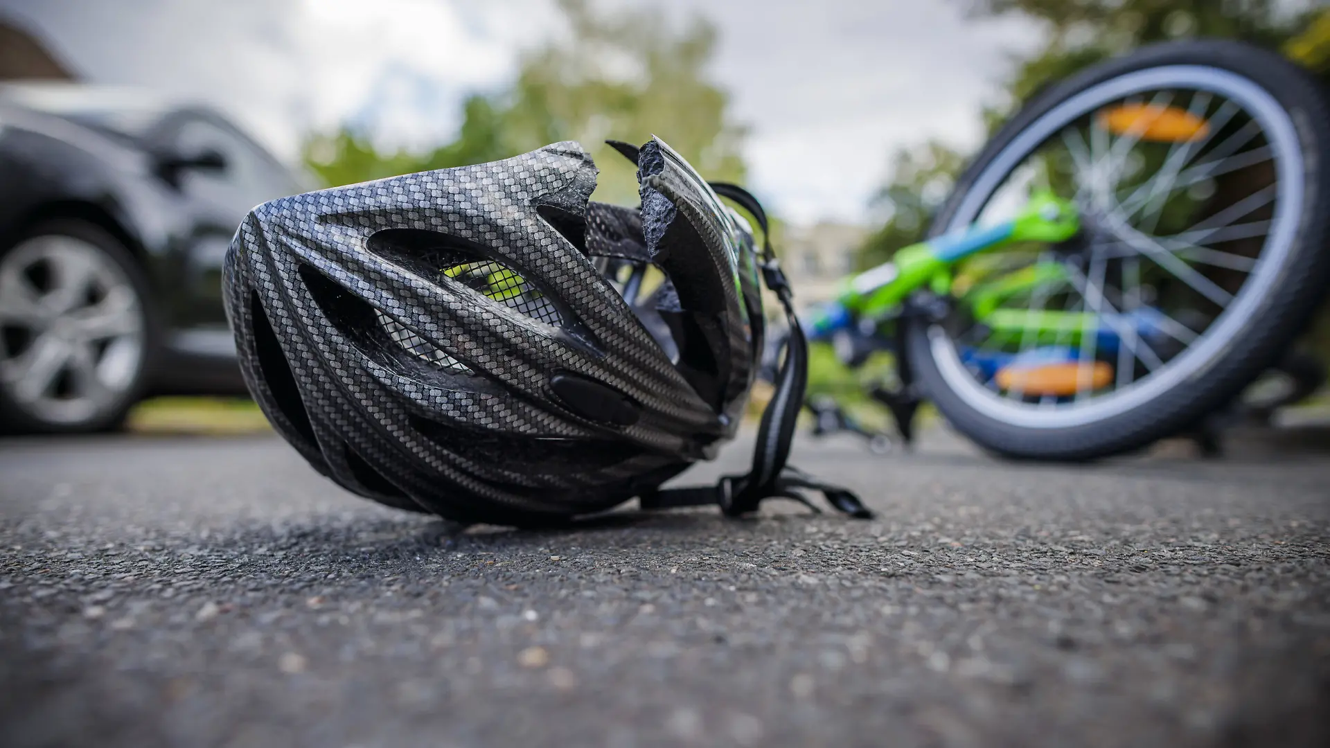 Symbolfoto: Der Fahrradfahrer in Begleitung von mehreren Kindern soll in die 32-jährige Fußgängerin hineingefahren sein und dann Fahrerflucht begangen haben.