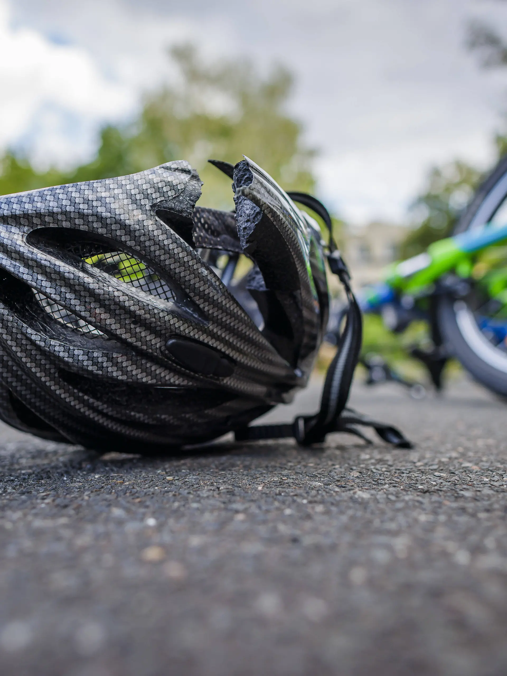 Symbolfoto: Der Fahrradfahrer in Begleitung von mehreren Kindern soll in die 32-jährige Fußgängerin hineingefahren sein und dann Fahrerflucht begangen haben.