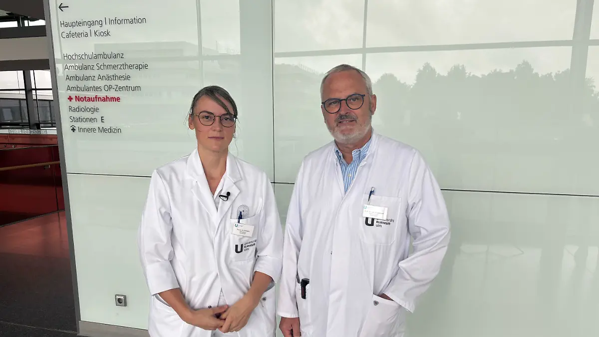 Alice Eiserbeck (Leitende Notfallärztin) und Florian Gebhard (Ärztlicher Direktor Unfallchirurgie) vom Klinikum Ulm helfen den Verletzten des Zugunglücks bei Riedlingen.