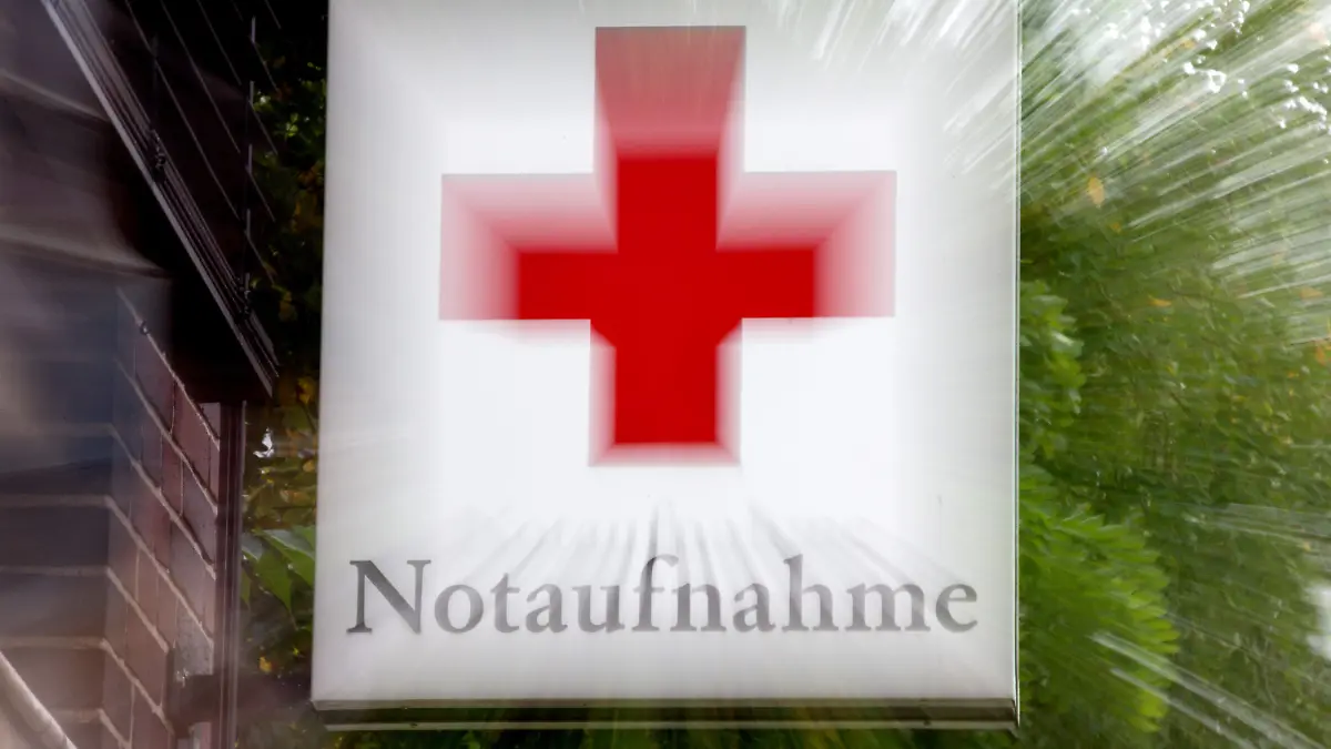 ARCHIV - Ein Schild «Notaufnahme» mit einem roten Kreuz hängt am 10.08.2012 an einem Krankenhaus in Hannover. Im Landgericht Tübingen kommt es am 20.11.2013 zur mündlichen Verhandlung über eine Musterklage gegen die Subventionierung kommunaler Krankenhäuser. Der Bundesverband Deutscher Privatkliniken hatte die Klage gegen den Landkreis Calw eingereicht. Foto: Andre Kolm/dpa (zu dpa-Vorausmeldung vom 19.11.2013) +++(c) dpa - Bildfunk+++