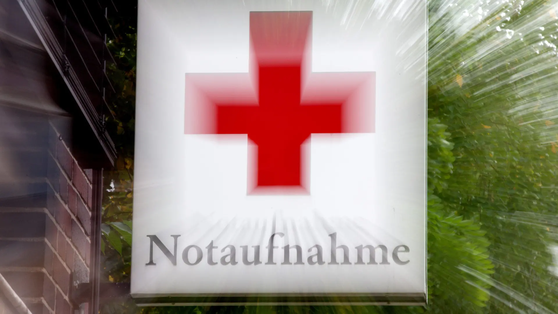 ARCHIV - Ein Schild «Notaufnahme» mit einem roten Kreuz hängt am 10.08.2012 an einem Krankenhaus in Hannover. Im Landgericht Tübingen kommt es am 20.11.2013 zur mündlichen Verhandlung über eine Musterklage gegen die Subventionierung kommunaler Krankenhäuser. Der Bundesverband Deutscher Privatkliniken hatte die Klage gegen den Landkreis Calw eingereicht. Foto: Andre Kolm/dpa (zu dpa-Vorausmeldung vom 19.11.2013) +++(c) dpa - Bildfunk+++