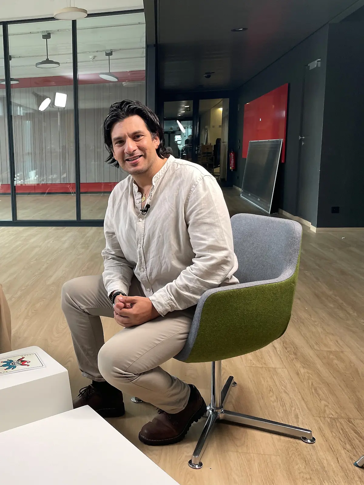 Francisco Medina ist zu Gast bei „Ein Promi ein Joker”. 