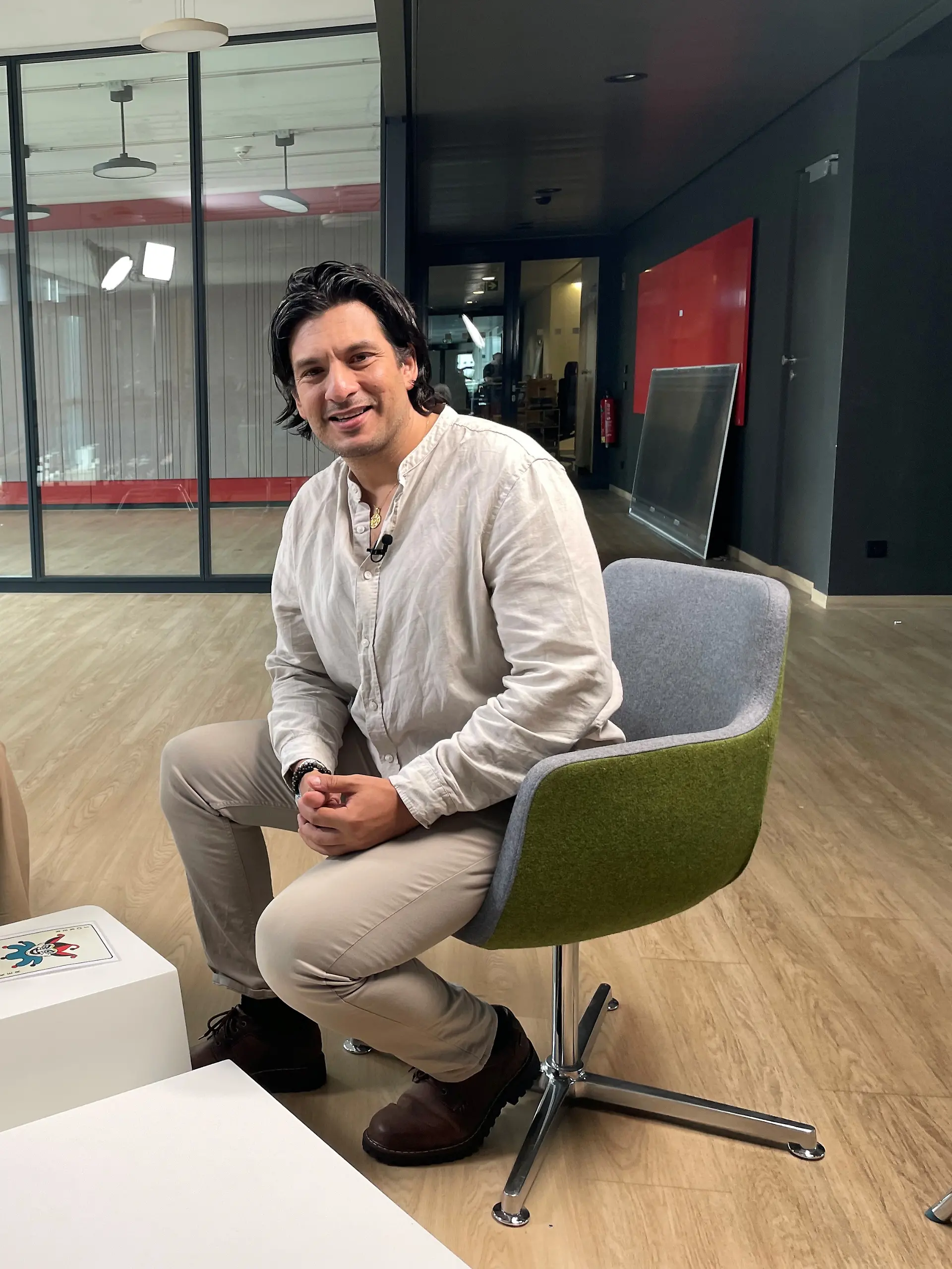 Francisco Medina ist zu Gast bei „Ein Promi ein Joker”. 