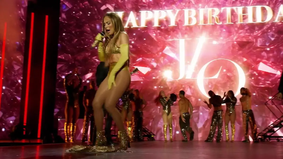 Oh là là Lopez! Superstar J.Lo steht plötzlich nur noch im Schlüpper da Jenny from the Block... jetzt ohne Rock!