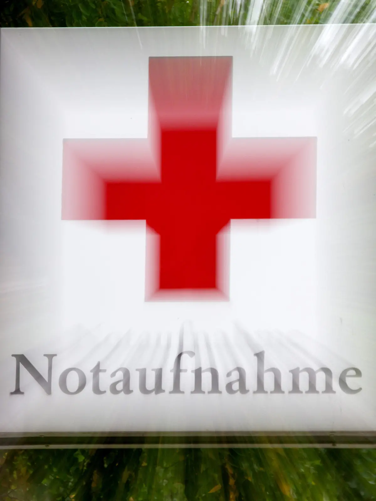 ARCHIV - Ein Schild «Notaufnahme» mit einem roten Kreuz hängt am 10.08.2012 an einem Krankenhaus in Hannover. Im Landgericht Tübingen kommt es am 20.11.2013 zur mündlichen Verhandlung über eine Musterklage gegen die Subventionierung kommunaler Krankenhäuser. Der Bundesverband Deutscher Privatkliniken hatte die Klage gegen den Landkreis Calw eingereicht. Foto: Andre Kolm/dpa (zu lsw Vorausmeldung: «Gericht entscheidet über Krankenhaus Subventionen» vom 19.12.2014) +++(c) dpa - Bildfunk+++