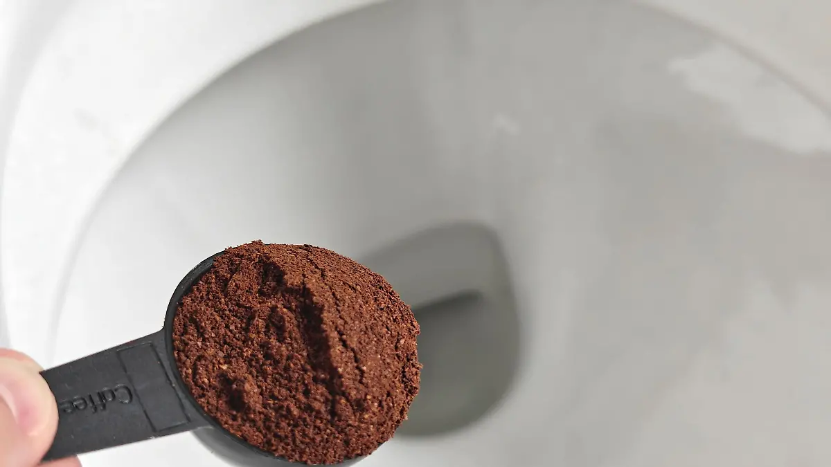 Kann man sich sparen: Geht man nach dem Social-Media-Hack vor und gibt zwei Löffel Kaffeepulver in die Toilette, ist das bestenfalls wirkungslos.