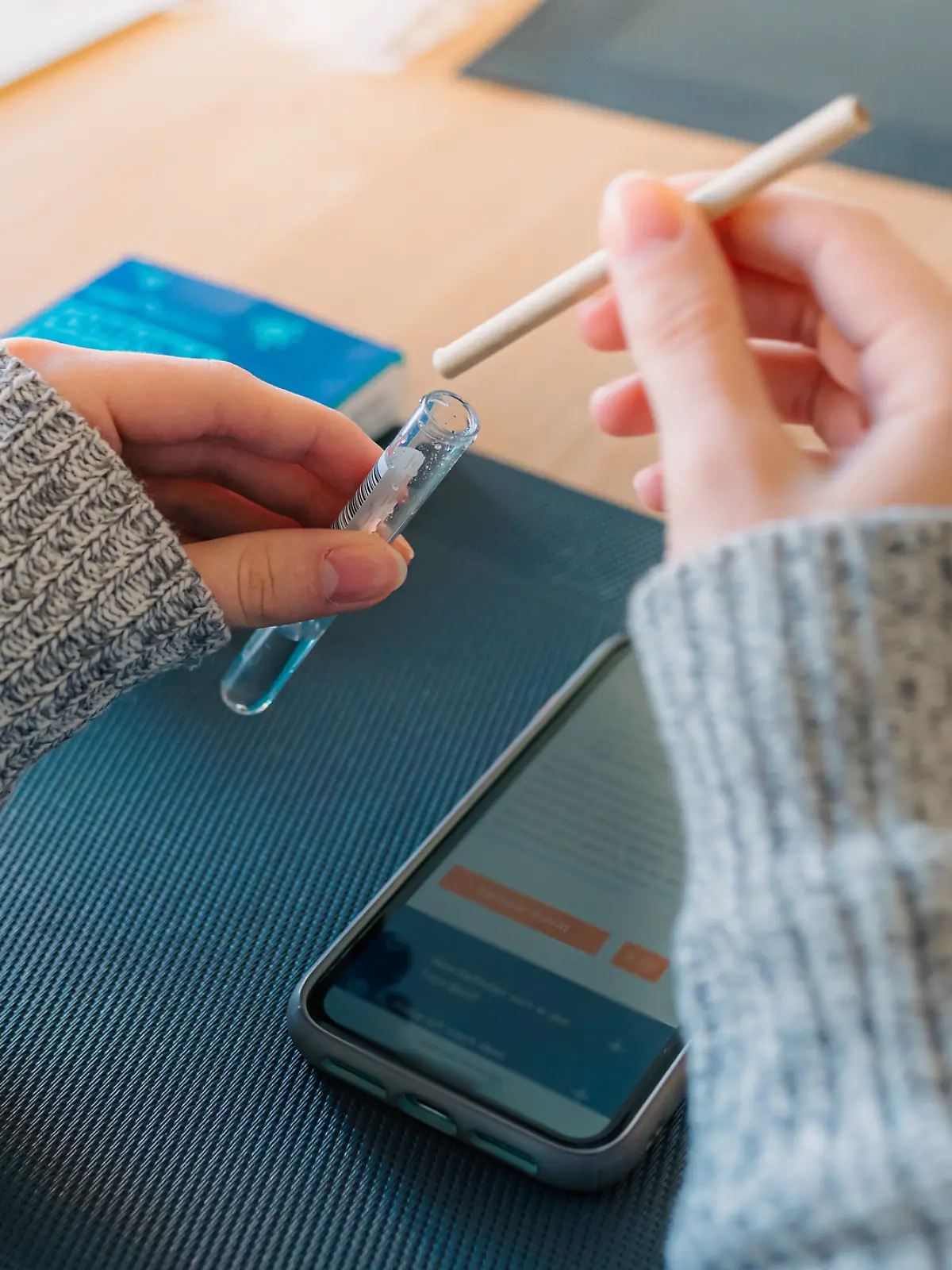 Eine Frau führt einen Speicheltest zu Hause durch