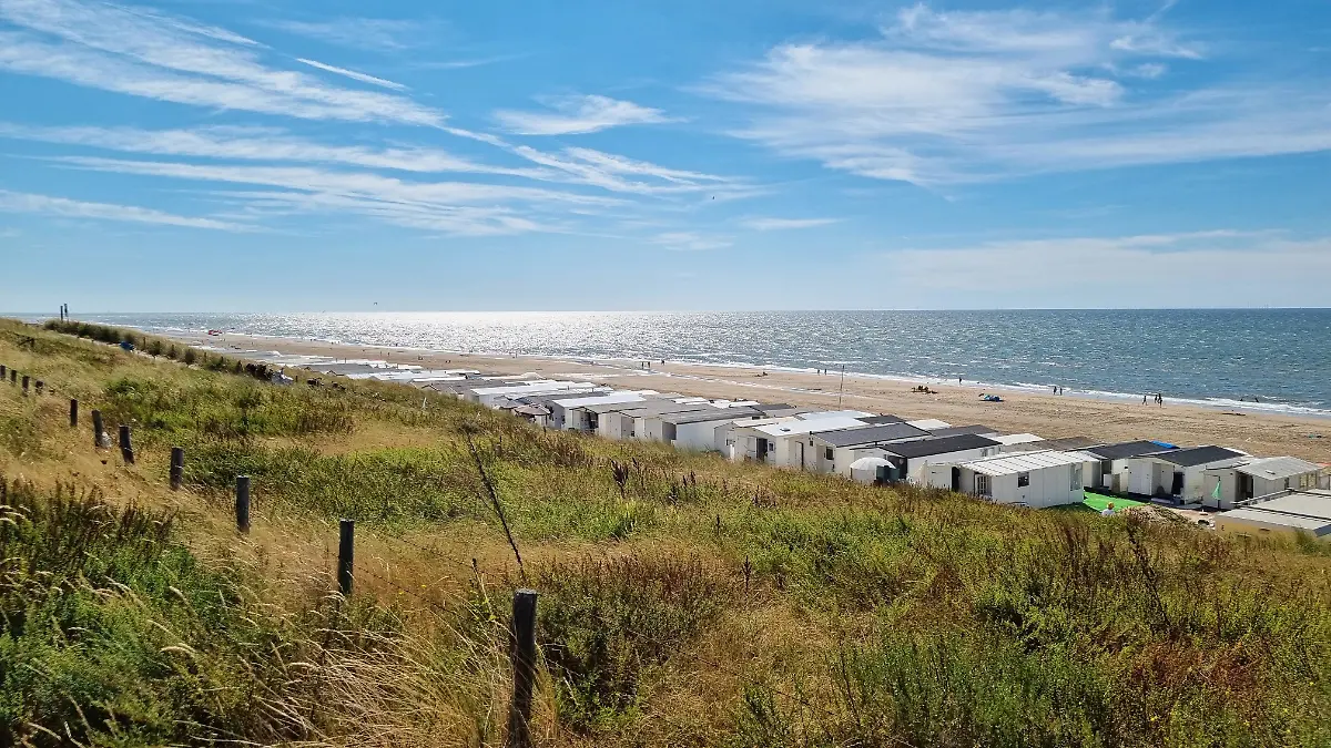 Blick von den Dünen am Strand der Nordseestadt an einem sonnigen Sommerwochenende.