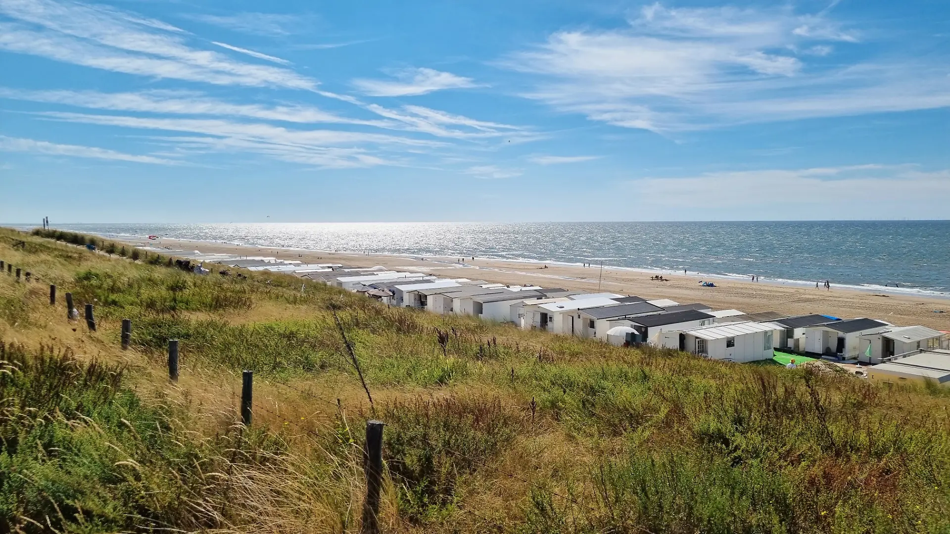 Blick von den Dünen am Strand der Nordseestadt an einem sonnigen Sommerwochenende.