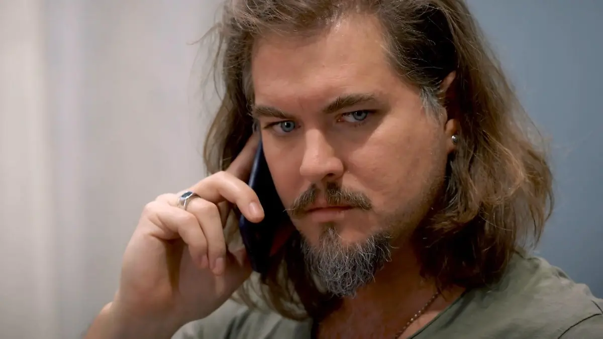 David bekommt einen unangenehmen Anruf von Rolfs Doppelgänger „Unter uns“-Folge 7685 vom 15. August 2025 im TV