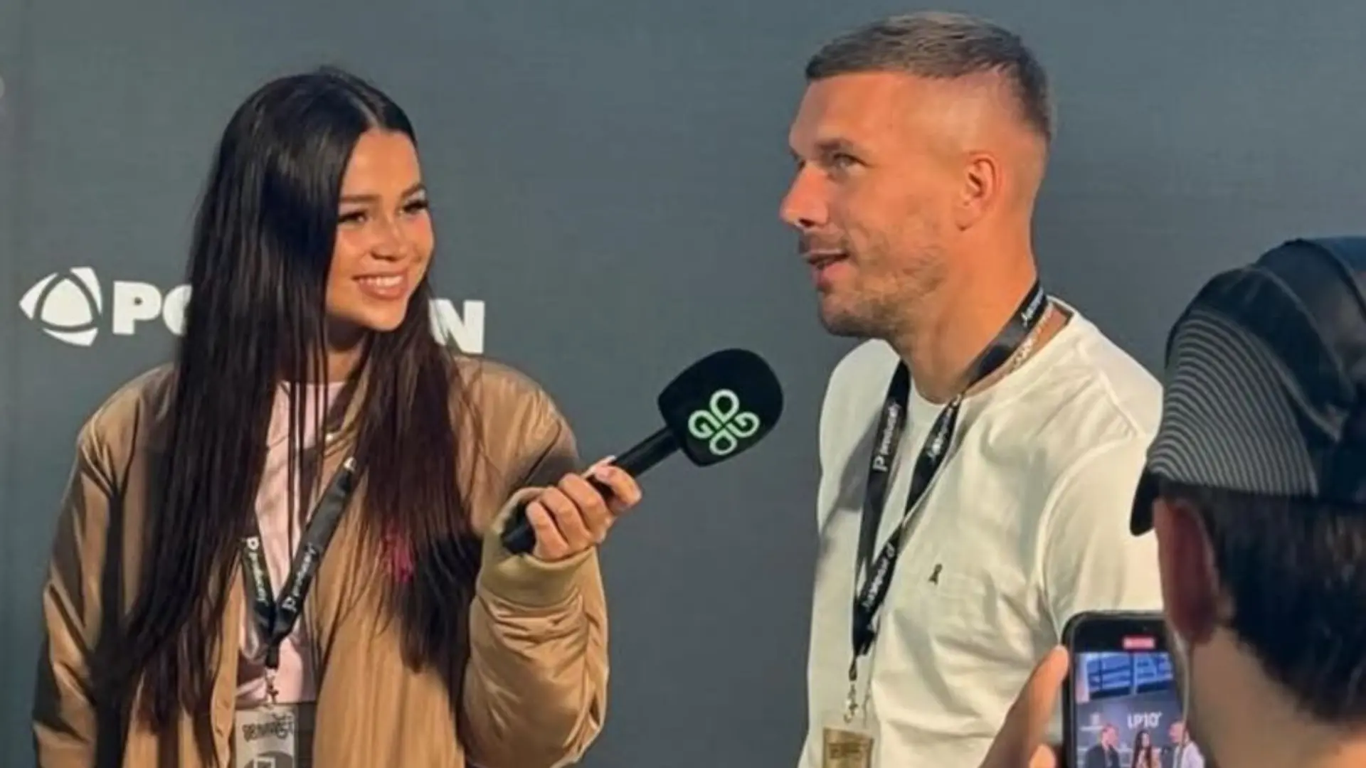 Souverän! Alisa interviewte unter anderem schon Weltmeister Lukas Podolski.