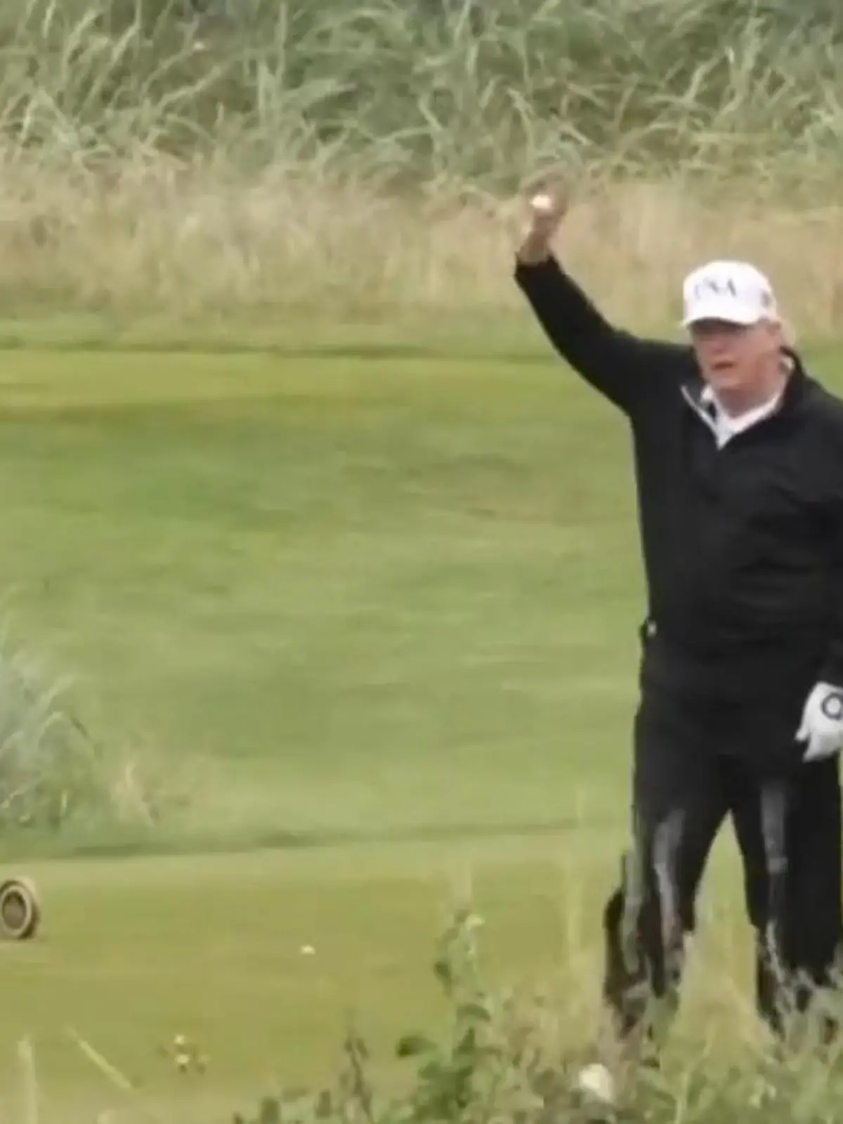 Bild zu: "Trickst Trump HIER beim Golfen? US-Präsident hat einen ASS(istent)en im Ärmel"